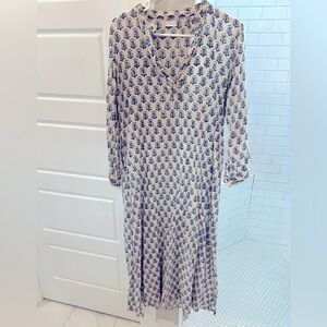 LIVRO Caftan, Size L. Light tan/khaki background with blue pattern